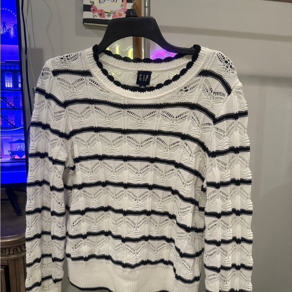 GAP Women's Sweater with Black and White Pattern - Picture 5 of 7